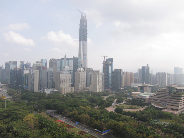 福田CBDの風景。この写真は2015年初めに撮ったものなので、中央に見える建築中の高層ビルは、おそらくすでに完成しているだろう。最頂部までの高さは600メートルで、今の時点では深圳では一番高く、中国では2番目、世界では4番目に高い
